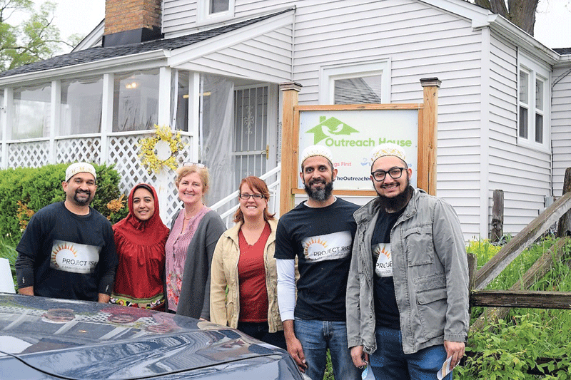 Dawoodi Bohra community make donations to Outreach House